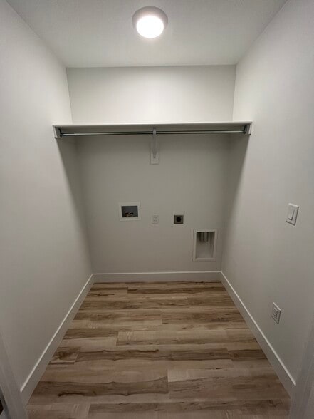 Building Photo - 1576 W Banner Dr