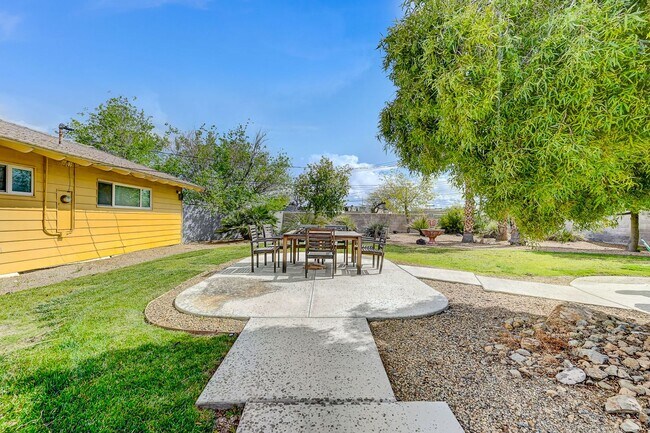 Building Photo - Stunning Vintage Vegas Pool Home on almost...