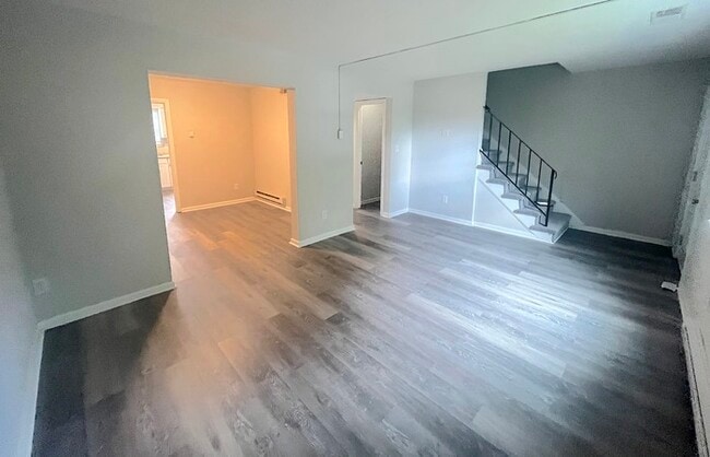 Building Photo - BEAUTIFUL TWO BEDROOM 1.5 BATHROOM APARTME...
