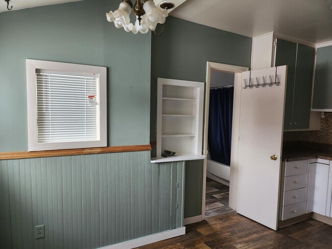 Building Photo - 610 W Water St