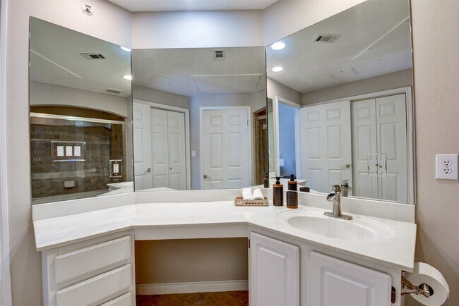 Building Photo - 2400 McCue Rd