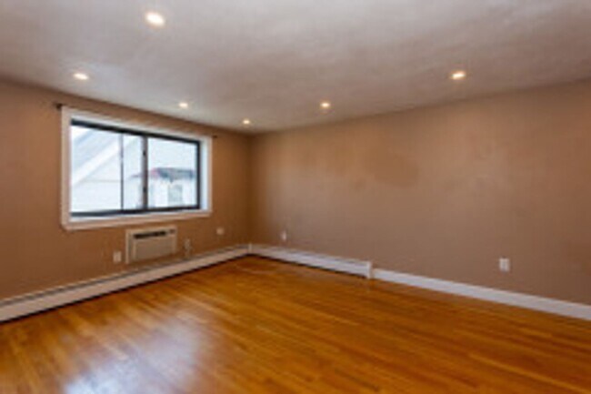 Building Photo - Sunny Renovated 1 Bed Near Harvard Ave – Heat & Hot Water Included, No Broker Fee!