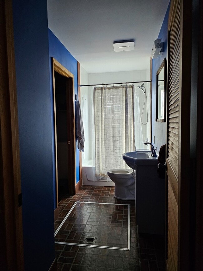 Building Photo - 724 Petite Lake Rd