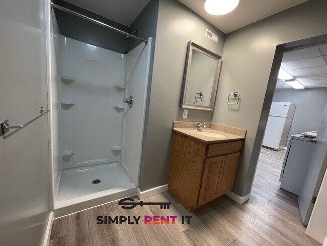 Building Photo - Renovated 2 Bedroom on Campus, Free Parkin...