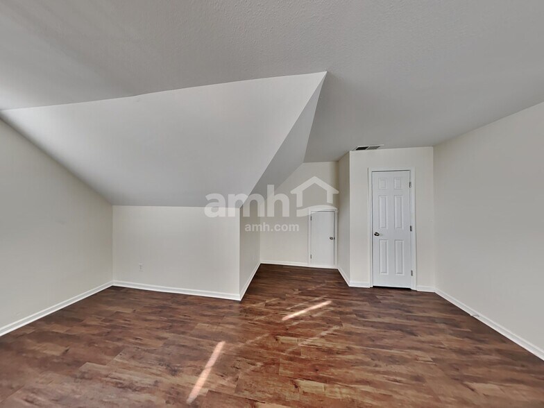 Building Photo - 192 Greenview Dr