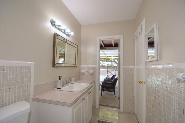 Building Photo - 609 S Crescent Dr