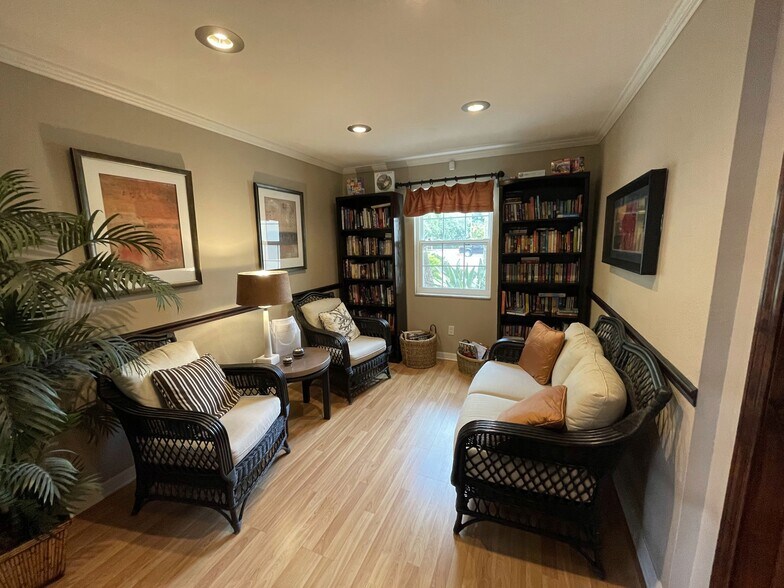 Clubhouse Library - 10356 Carrollwood Ln