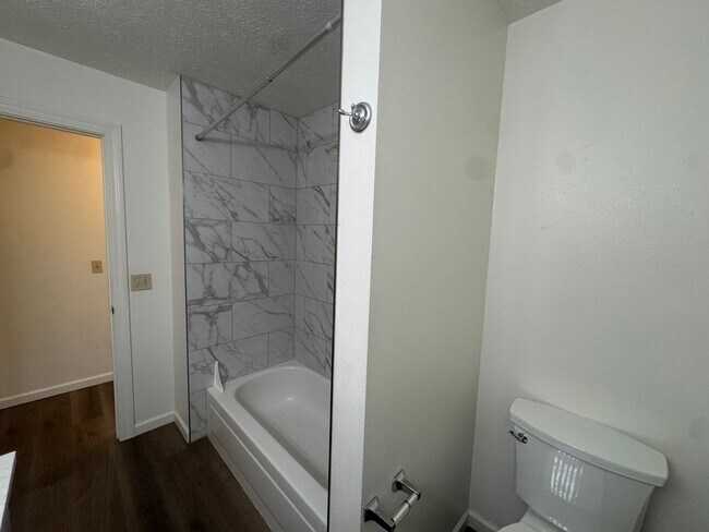 Building Photo - Charming 2 Bed, 2 Bath Duplex near Riverside State Park!