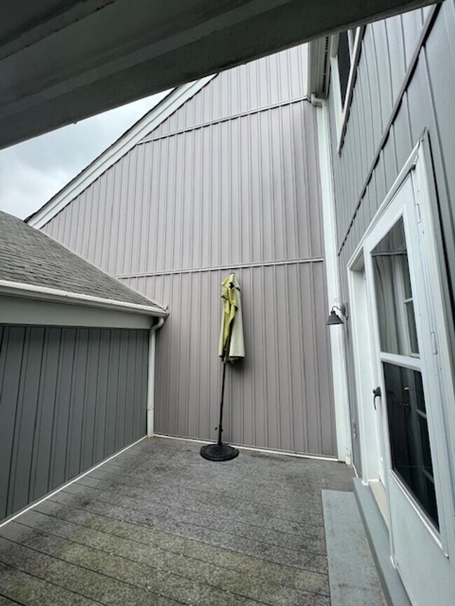 Building Photo - CHARMING TOWNHOME LOCATED IN HIGHLAND HALL...