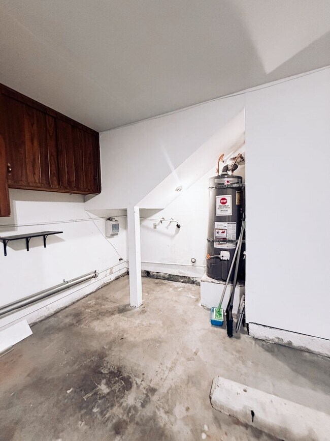 Building Photo - Large Townhome with 2 car garage