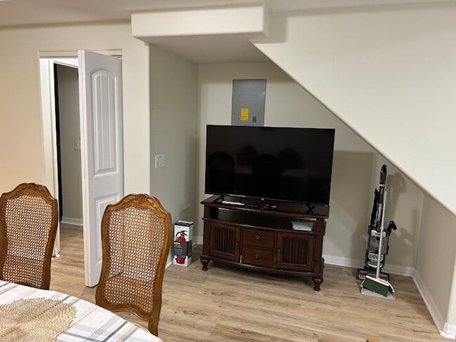 Building Photo - Living the Life!