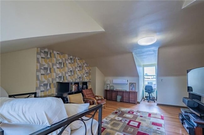 Building Photo - Lawrenceville - 2 BR Single Family Home, Air Condition, Hardwood Floors!