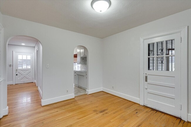 Building Photo - Charming East Ridge Rental – Spacious Yard, Updated Features & Pet-Friendly Living!