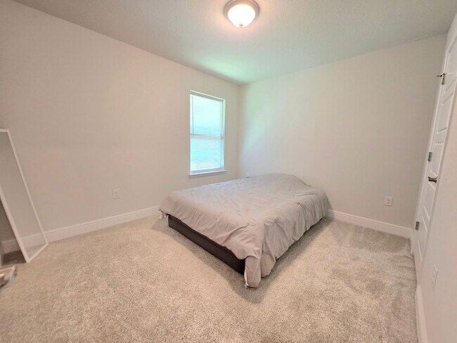 Building Photo - Spacious 4BR Home Near Navy Federal & UWF ...