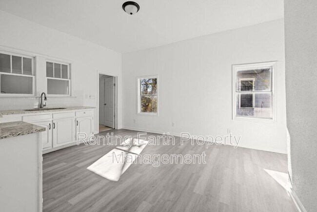 Building Photo - 1217 Fulton Ave SW