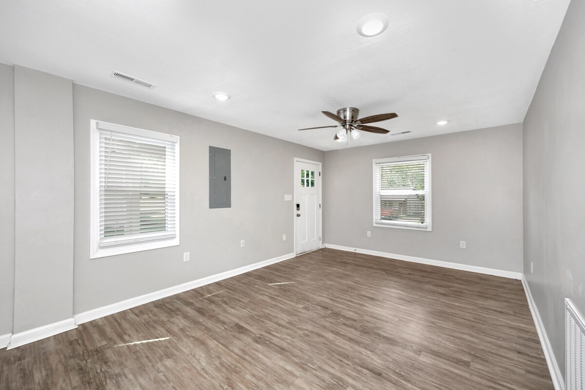 Building Photo - 907 Fairway Dr NW