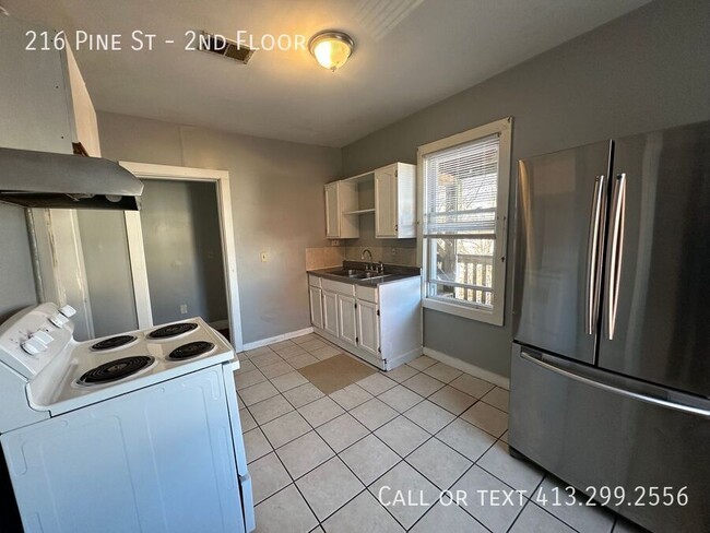 Building Photo - Large, Four Bedroom Unit Close To Food, Sh...