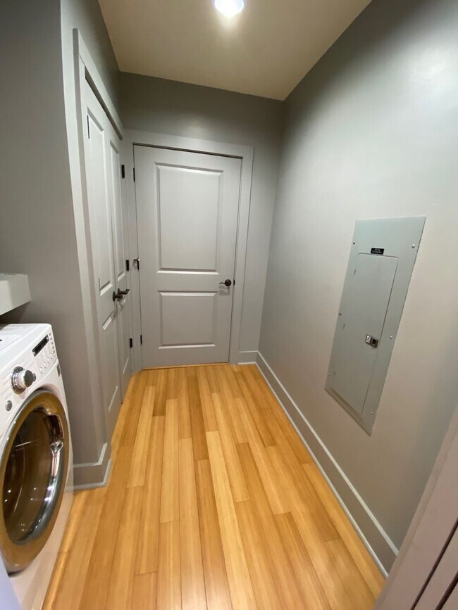 Building Photo - Downtown - Modern Condo minutes from the c...