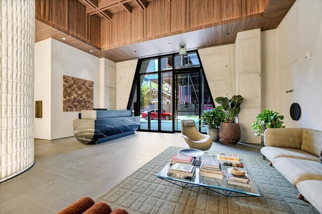 Building Photo - 610 Davis St