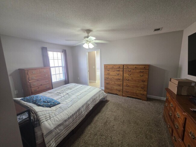 Building Photo - Available May! Non-Furnished Unit!