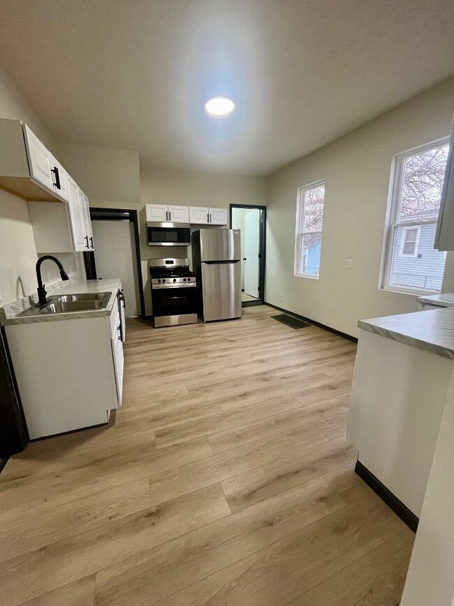 Building Photo - 914 7th Ave