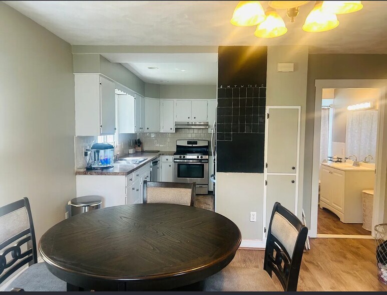 Building Photo - 858 Lower River Rd