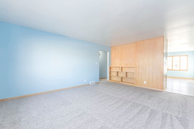 Building Photo - Spacious 3 Bedroom 1 Bathroom