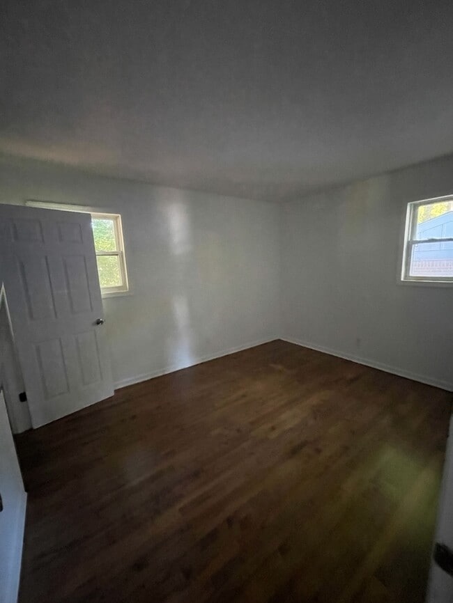 Building Photo - 3 Bedroom 1 Bathroom