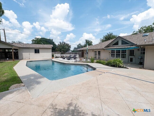 Building Photo - 300 Las Plumas Dr