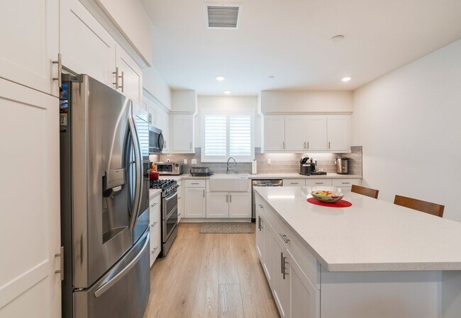 Building Photo - Newer townhome rental located in the gated One Seven Eight community!