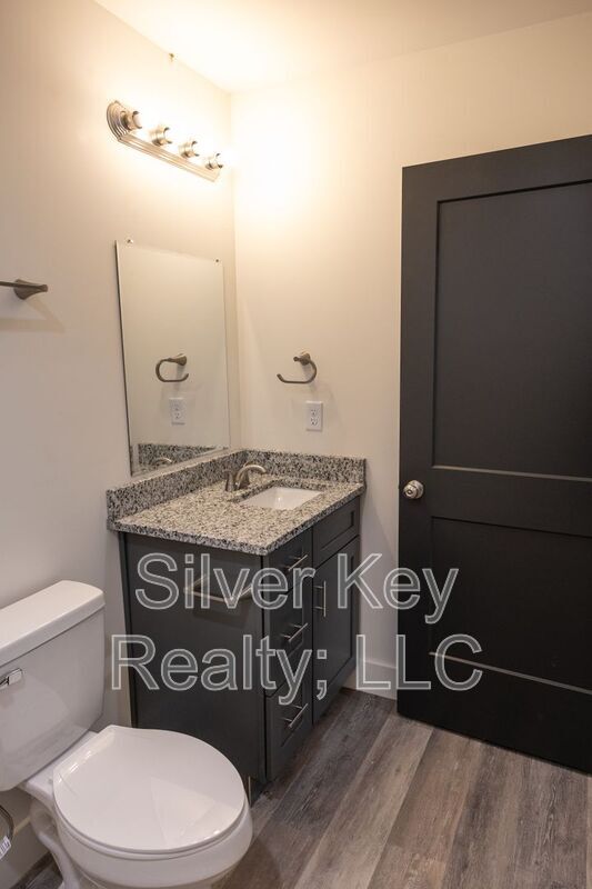 Building Photo - 1985 US-411