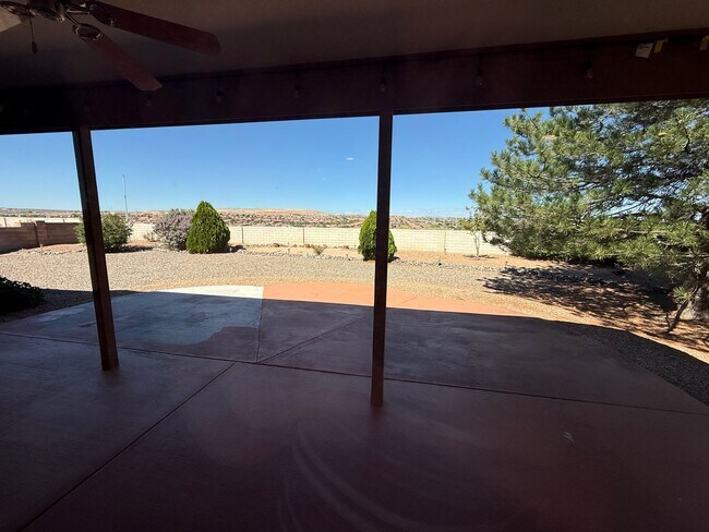 Building Photo - 3 Bed 2 Bath Amazing Views