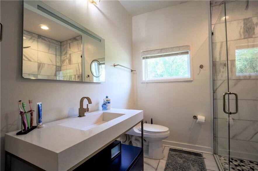 Building Photo - 811 King Rd