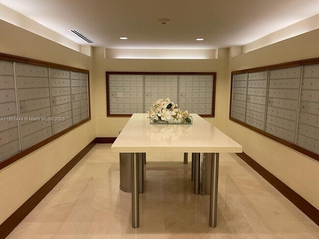 Building Photo - 1060 Brickell Ave