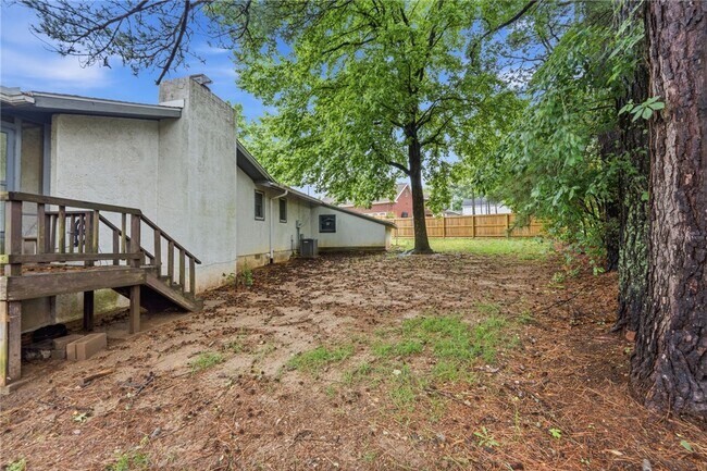 Building Photo - 315 E Fairway Ln