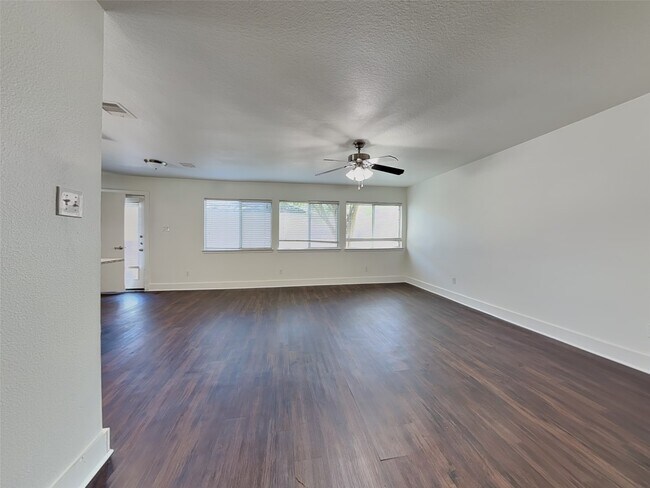 Building Photo - 26880 Hailey's Manor