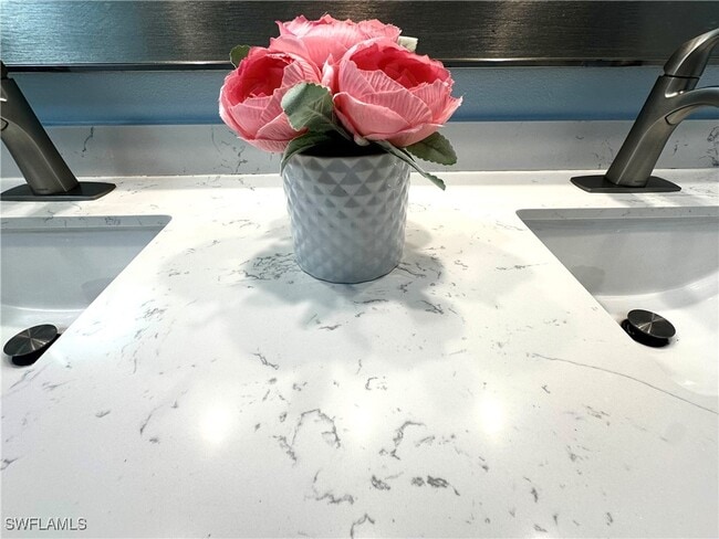 Building Photo - 9828 Luna Cir