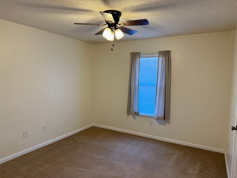 Front bedroom - 3550 Woodland Dr