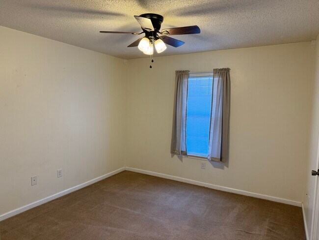 Front bedroom - 3550 Woodland Dr