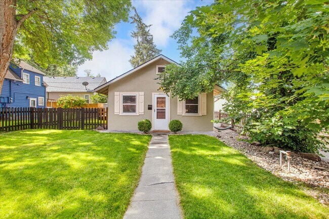 Building Photo - Adorable Guest Cottage in the North End!