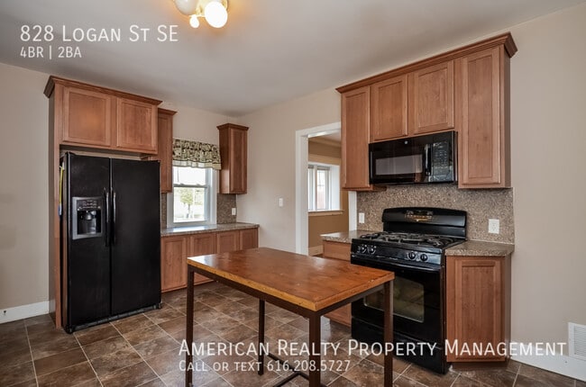 Building Photo - 828 Logan St SE