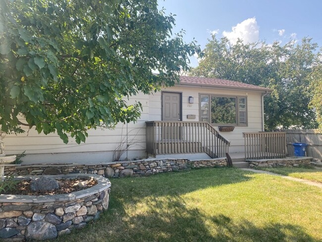 Building Photo - 4 BED | 1.5 BATH | HOME | CARPORT | WEST