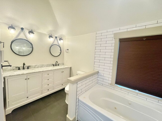 Building Photo - AVAILABLE NOW 3 BD 3.5 BA Townhome in Fremont