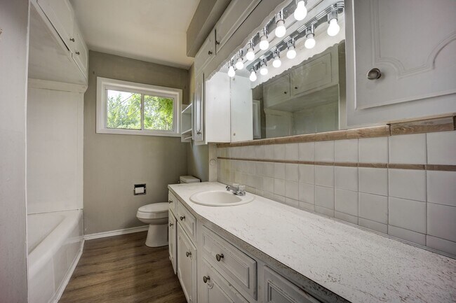 Building Photo - Freshly Updated 3 Bedroom Home