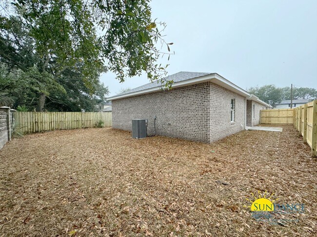 Building Photo - Stunning Centrally Located, a MUST see!