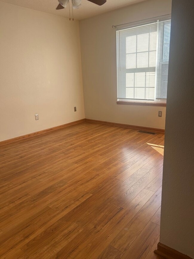 Building Photo - Spacious, corner lot 3-bedroom, 2-bath duplex in Iowa City