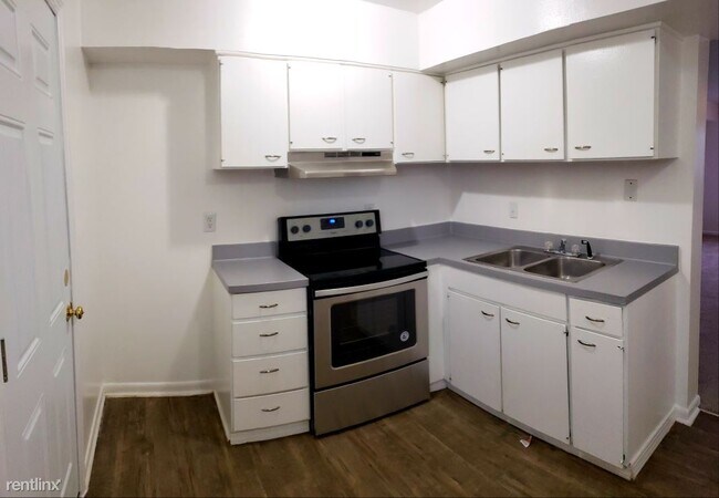 Building Photo - 3 br, 1.5 bath Townhome - 2601 Wayside Dr