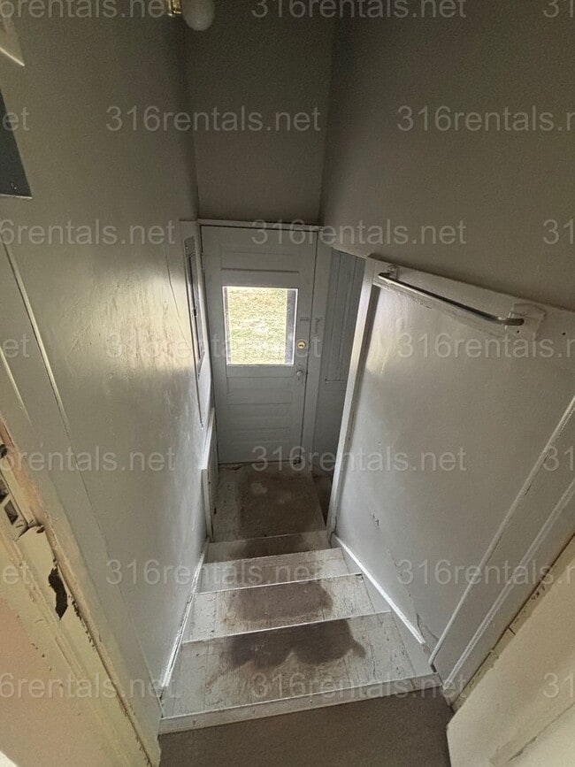 Building Photo - 3 bed 1 bath available NOW!