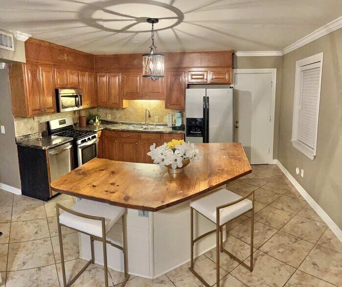 Building Photo - 2512 Parham Dr