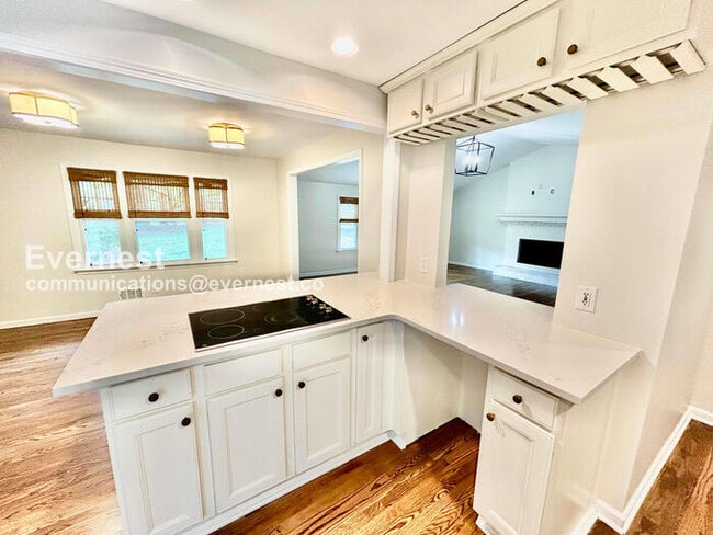 Building Photo - 210 Pinetree Cir